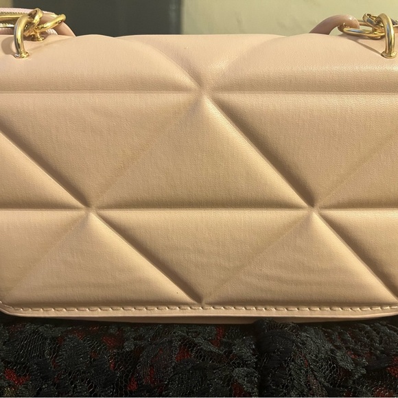 Women bag light pink color with a fashion chain on it. Brand new. - Picture 4 of 8